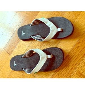 🌸Sanuk White Flip flops